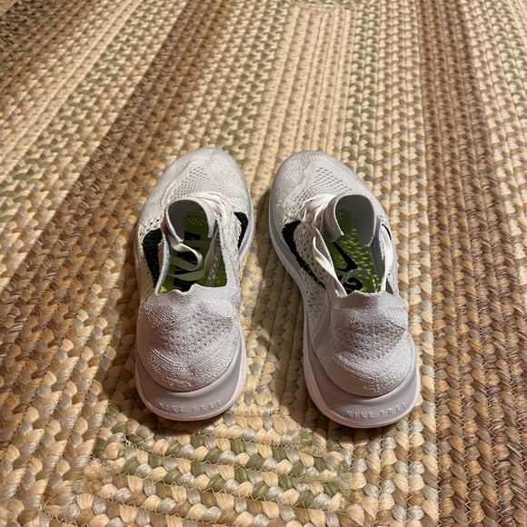 Ladies Nike fly knit sneakers - Picture 4 of 6